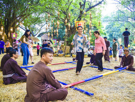  - Người dân TP.HCM nườm nượp đến lễ hội ẩm thực để thử hàng trăm món ngon