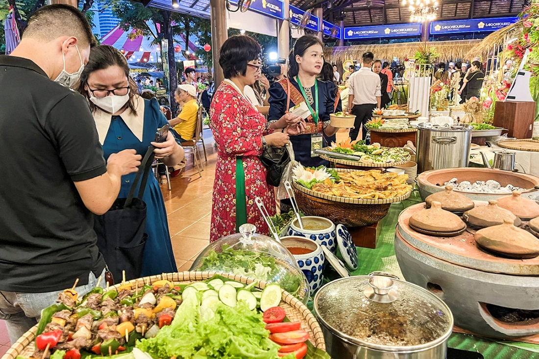 Người dân TP.HCM nườm nượp đến lễ hội ẩm thực để thử hàng trăm món ngon - 5