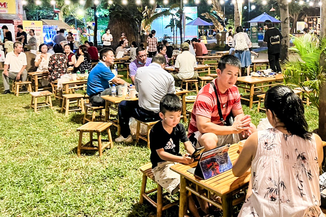 Người dân TP.HCM nườm nượp đến lễ hội ẩm thực để thử hàng trăm món ngon - 6