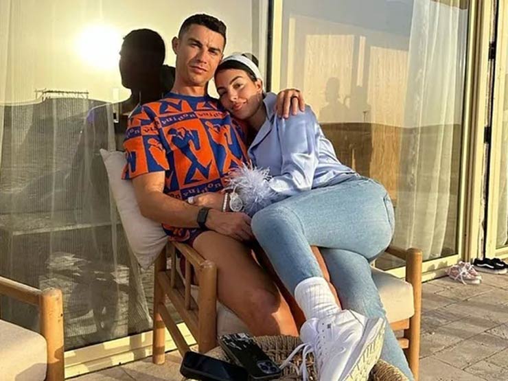 Ronaldo bị đồn có “vấn đề” với cô bồ Georgina, nổi nóng khi xa mẹ - 1
