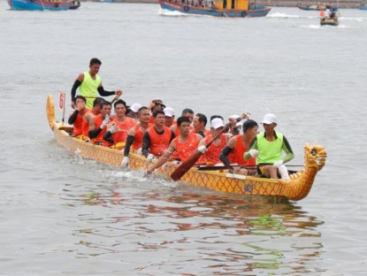 Lễ hội - Thuyền rồng lướt sóng trên sông Nhật Lệ