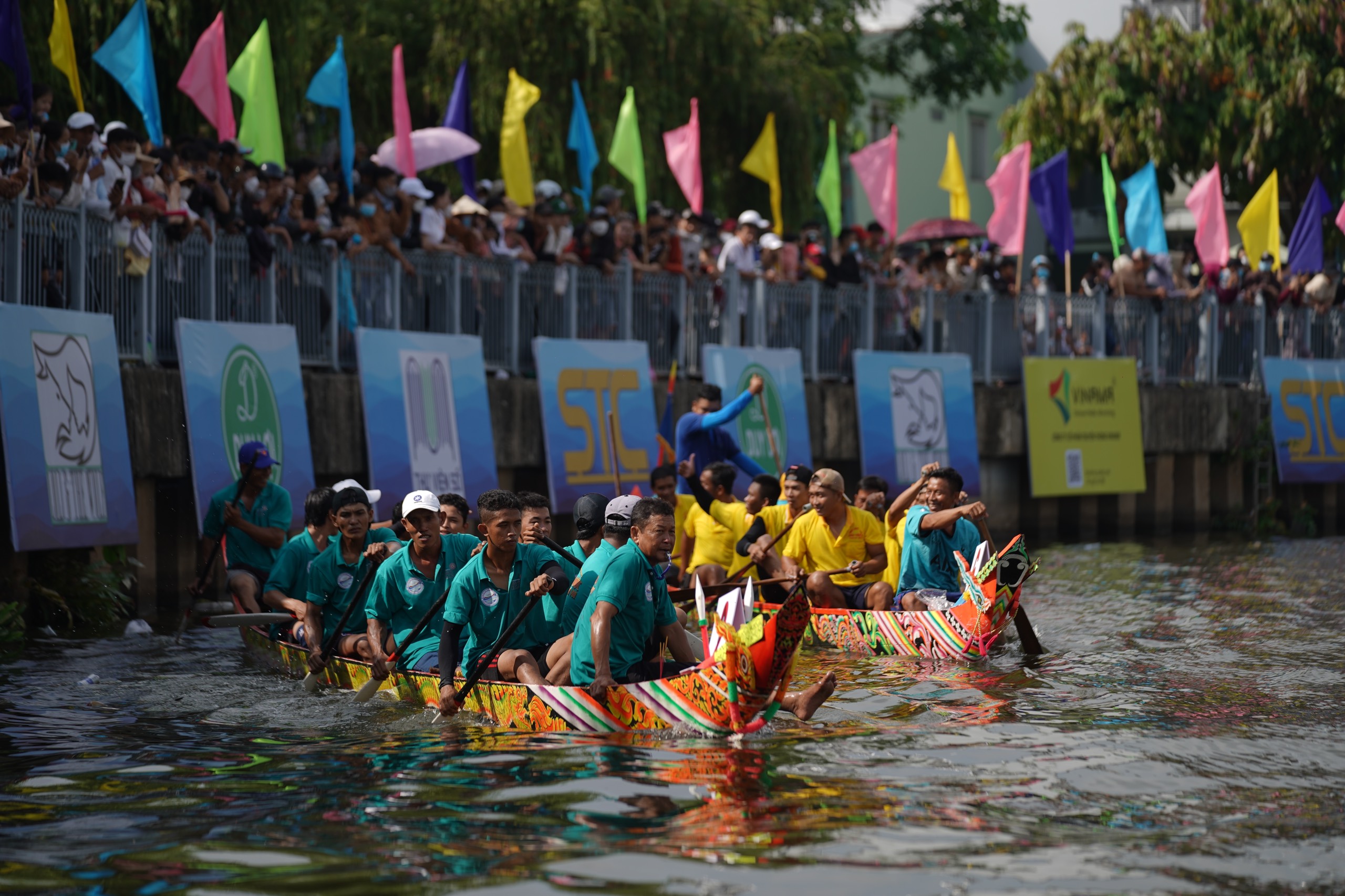 Lần đầu đua ghe ngo trên kênh Nhiêu Lộc, hàng ngàn người đổ ra xem - 4