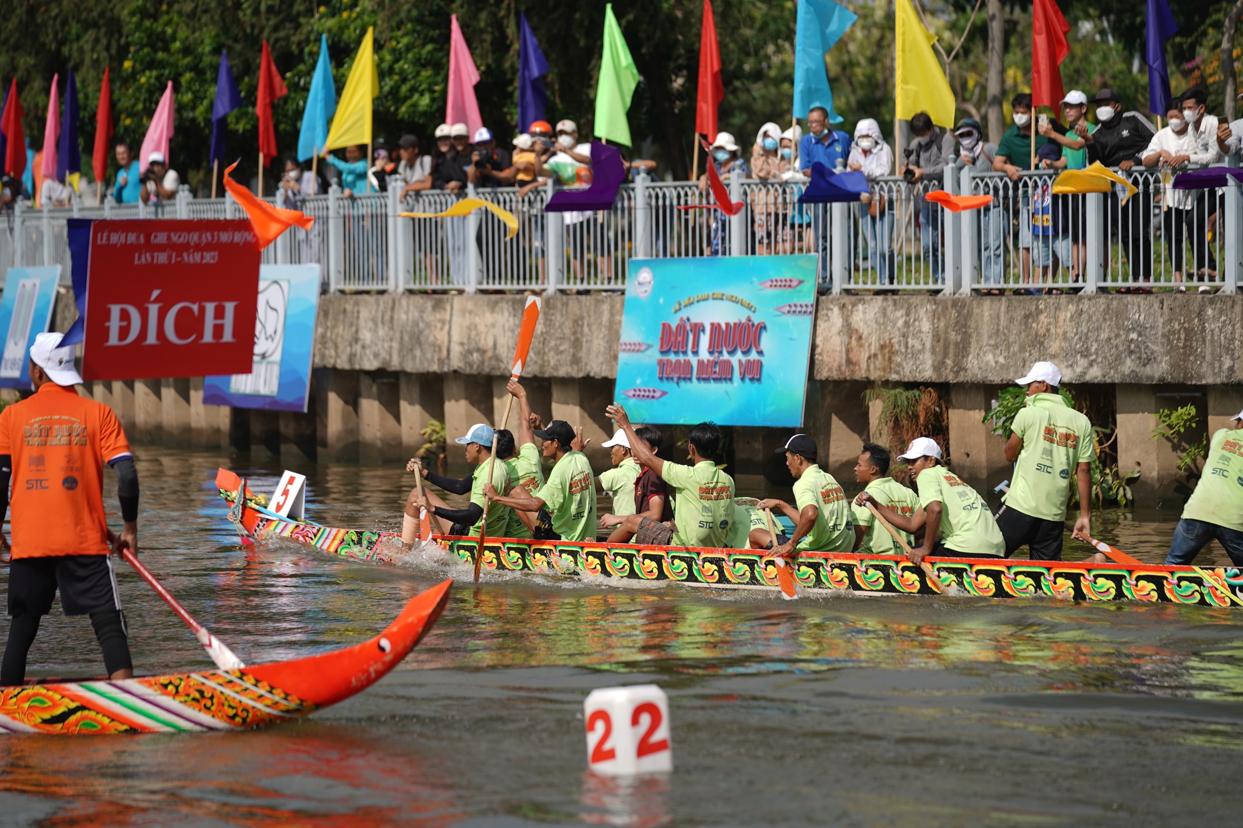 Lần đầu đua ghe ngo trên kênh Nhiêu Lộc, hàng ngàn người đổ ra xem - 7
