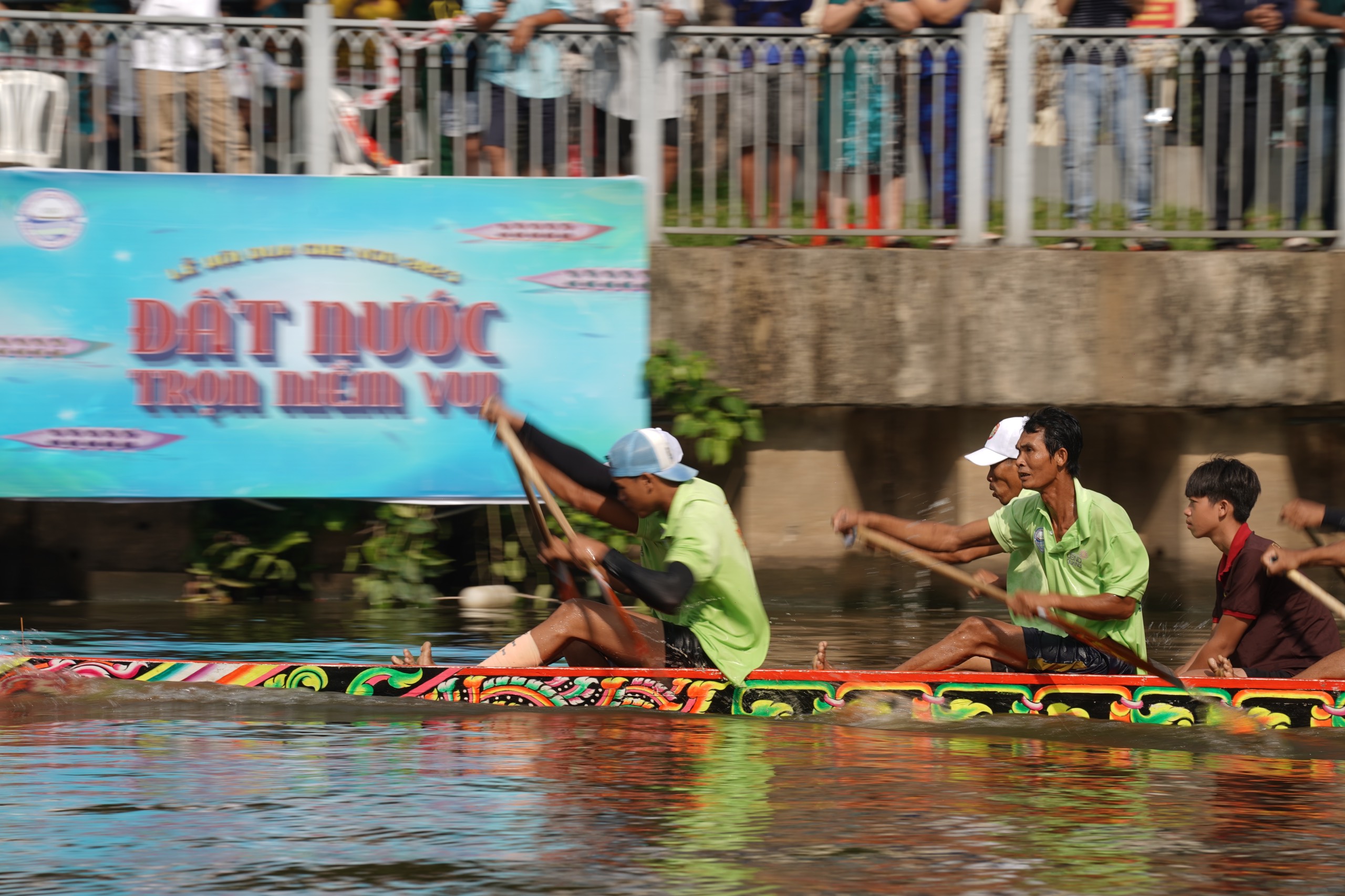 Lần đầu đua ghe ngo trên kênh Nhiêu Lộc, hàng ngàn người đổ ra xem - 5