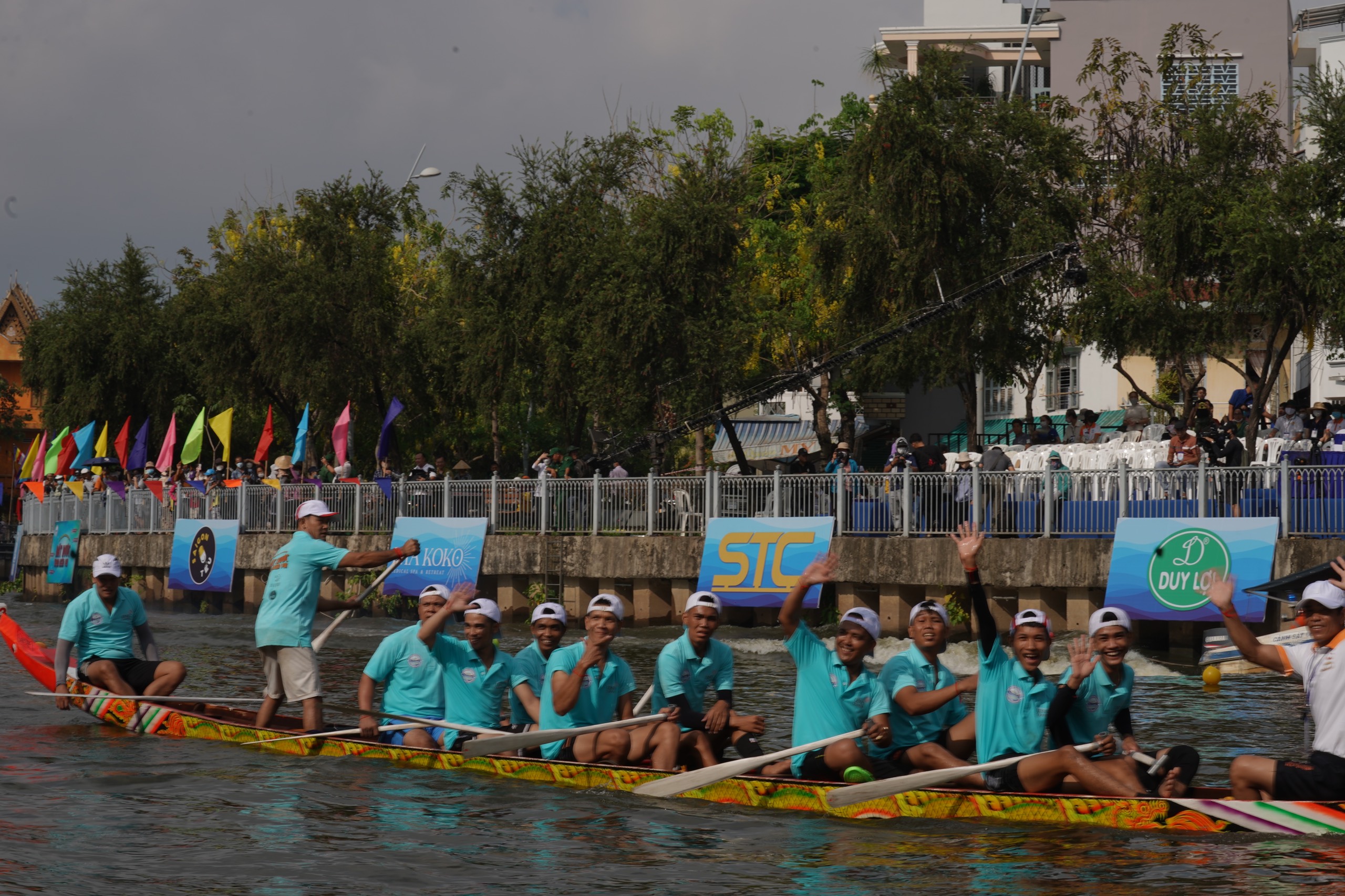 Lần đầu đua ghe ngo trên kênh Nhiêu Lộc, hàng ngàn người đổ ra xem - 2