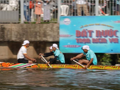 Lễ hội - Lần đầu đua ghe ngo trên kênh Nhiêu Lộc, hàng ngàn người đổ ra xem