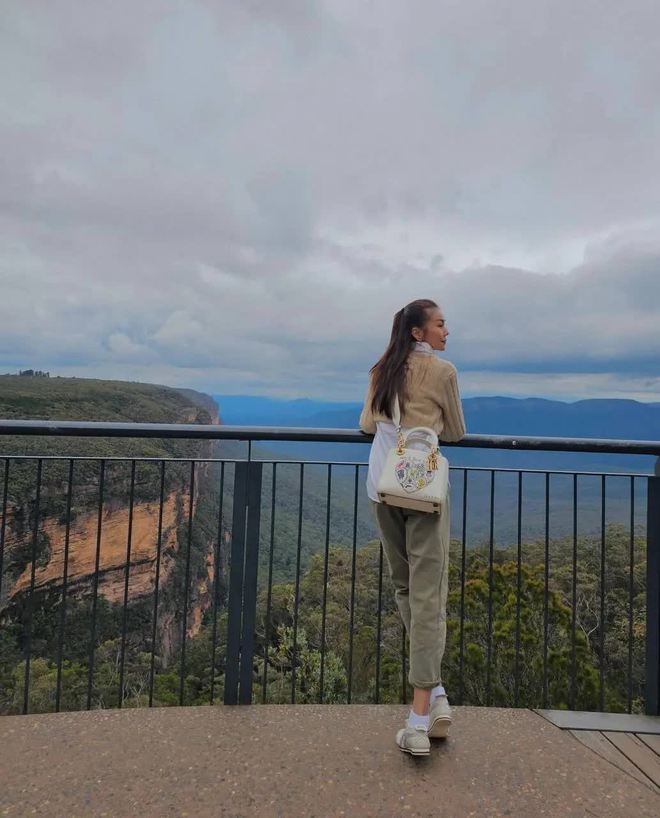 Chưa đến nghỉ lễ mà dàn người đẹp Vbiz đã đổ xô đi du lịch: Tiểu Vy mộc mạc thả dáng tại Đài Loan, Thanh Hằng rạng rỡ trên đỉnh núi ở Úc - 10