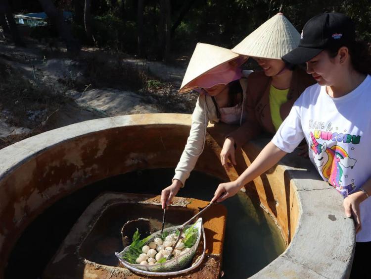 Luộc trứng, tắm suối nước nóng giữa rừng bảo tồn ở Bình Thuận