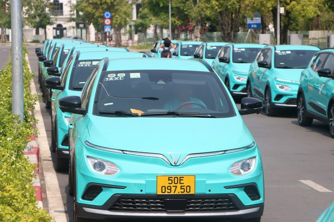 Taxi điện của tỷ phú Phạm Nhật Vượng chính thức có mặt tại TP.HCM - 2