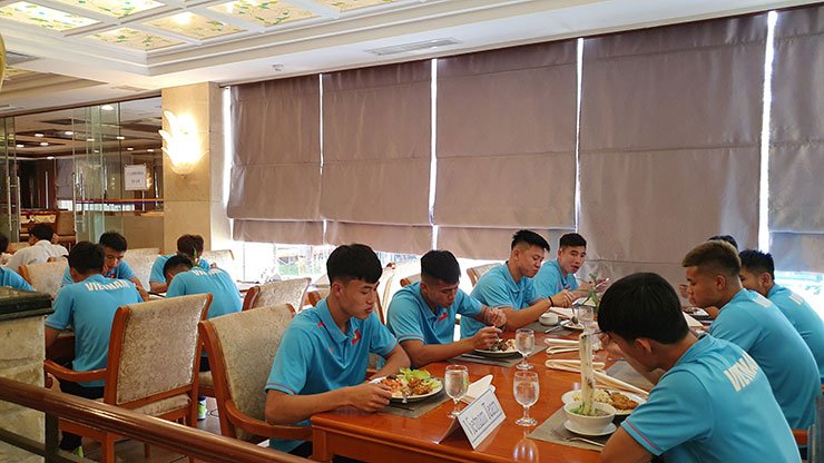 Cận cảnh bữa ăn miễn phí của U22 Việt Nam ở SEA Games 32 - 1