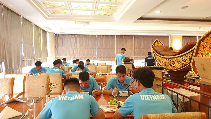 Cận cảnh bữa ăn miễn phí của U22 Việt Nam ở SEA Games 32 - 2