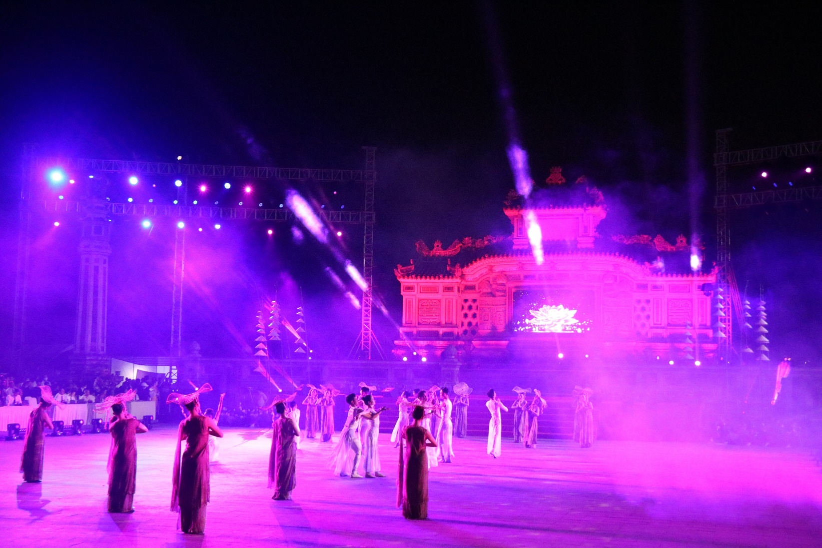 Rực rỡ đêm khai mạc Festival Nghề truyền thống Huế 2023 - 2