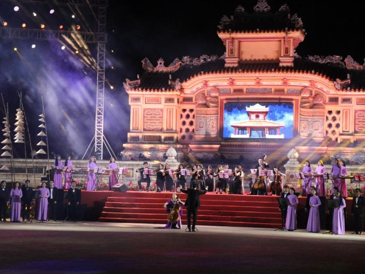 Rực rỡ đêm khai mạc Festival Nghề truyền thống Huế 2023