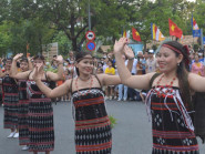 Đông đảo người dân, du khách đi xem lễ hội Quảng diễn đường phố