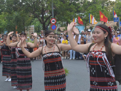 Lễ hội - Đông đảo người dân, du khách đi xem lễ hội Quảng diễn đường phố