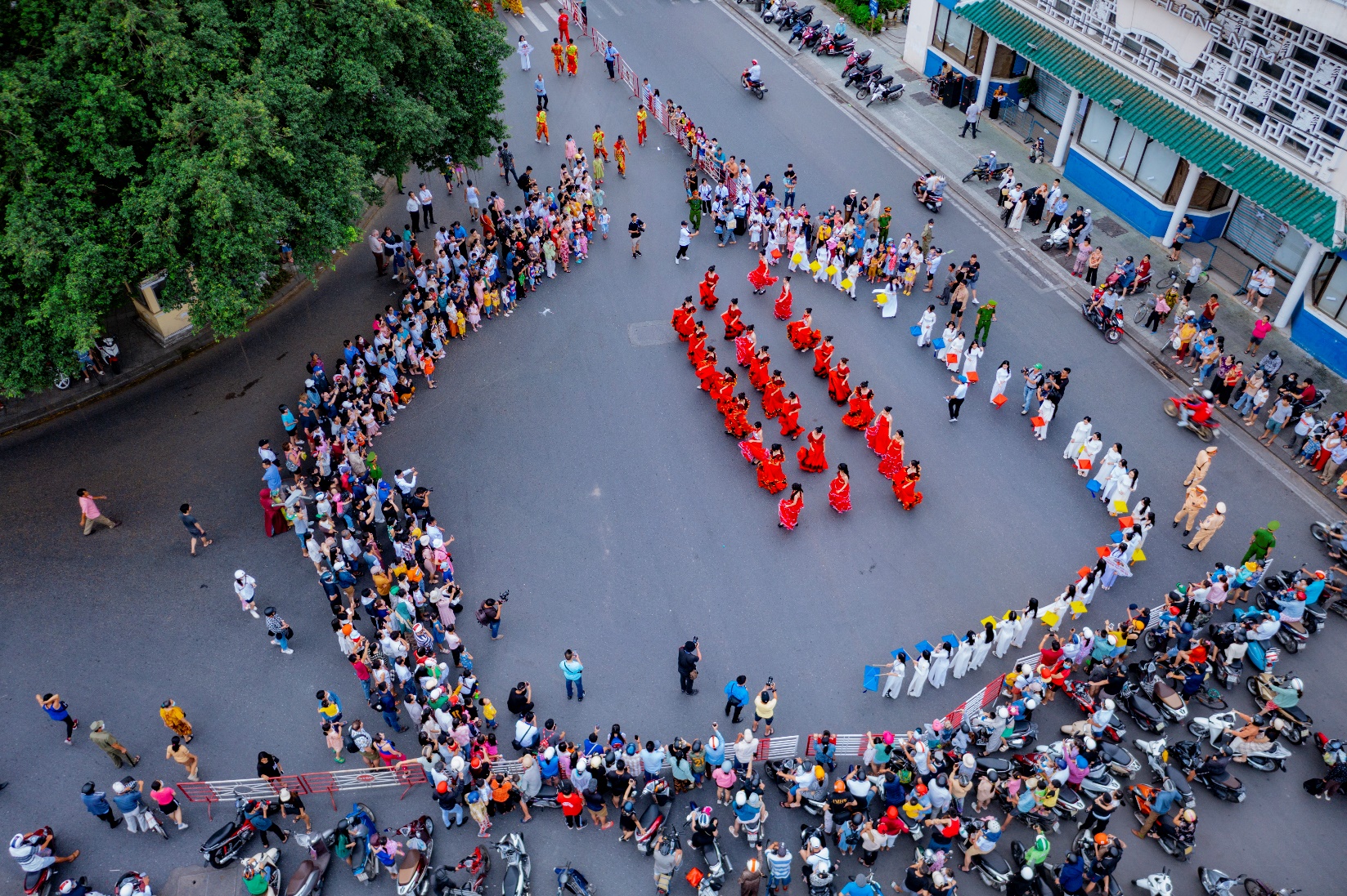 Đông đảo người dân, du khách đi xem lễ hội Quảng diễn đường phố - 18