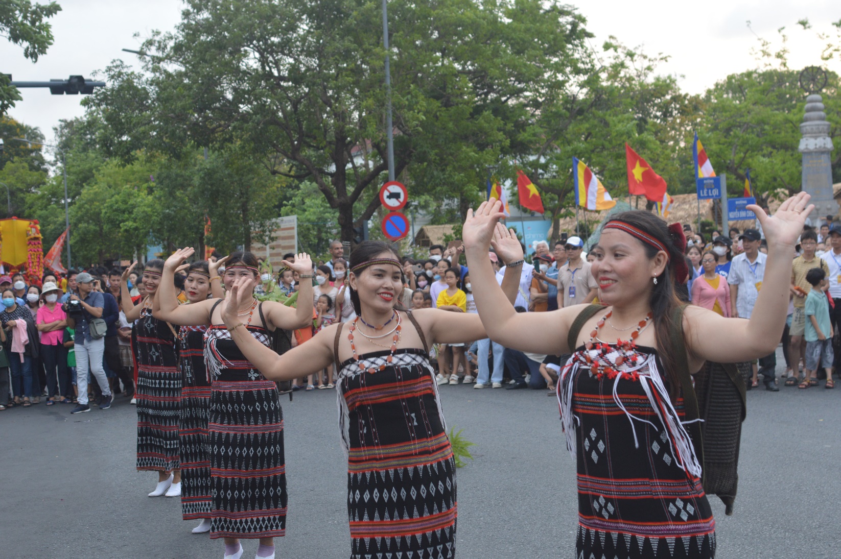 Đông đảo người dân, du khách đi xem lễ hội Quảng diễn đường phố - 12