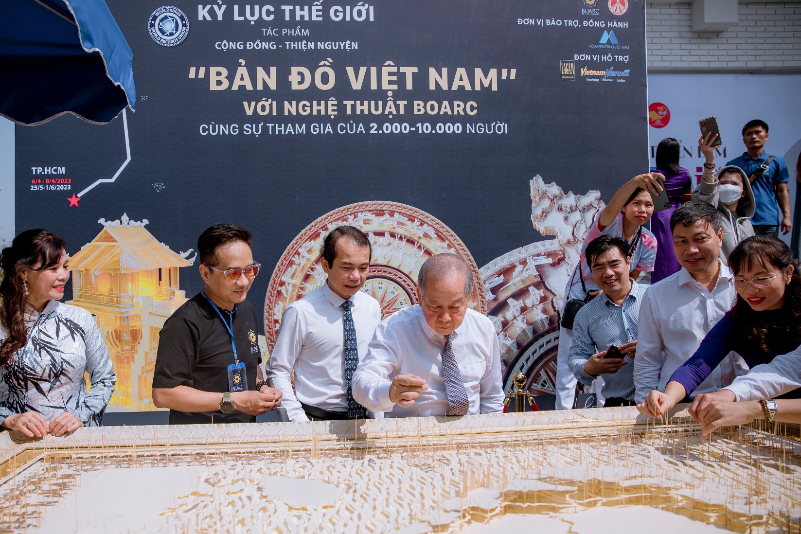 Thiết lập kỷ lục thế giới với tác phẩm 'Bản đồ Việt Nam' bằng tăm Giang - 2