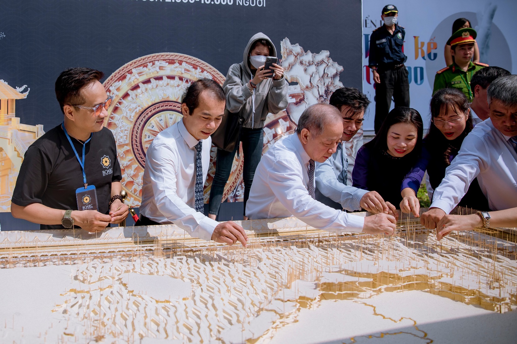 Thiết lập kỷ lục thế giới với tác phẩm 'Bản đồ Việt Nam' bằng tăm Giang - 3