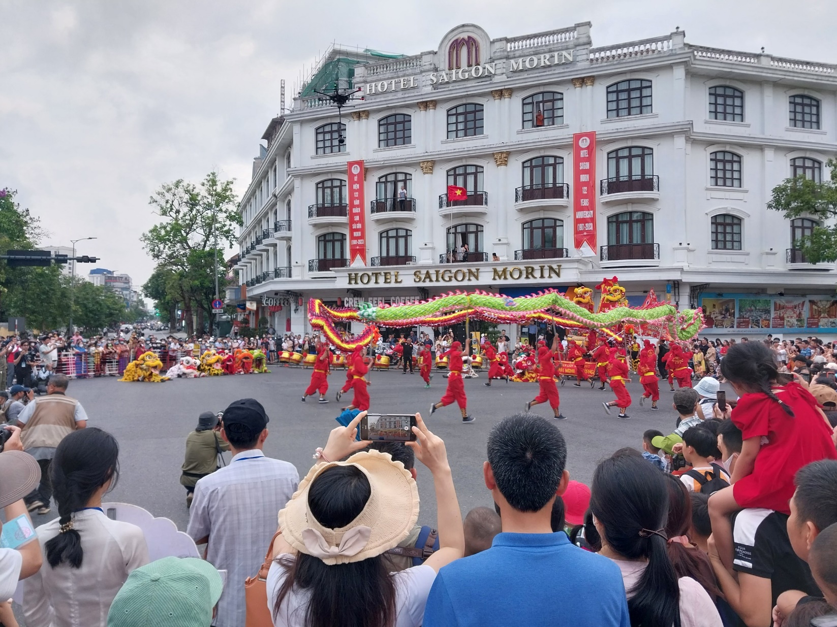 Đông đảo người dân, du khách đi xem lễ hội Quảng diễn đường phố - 1