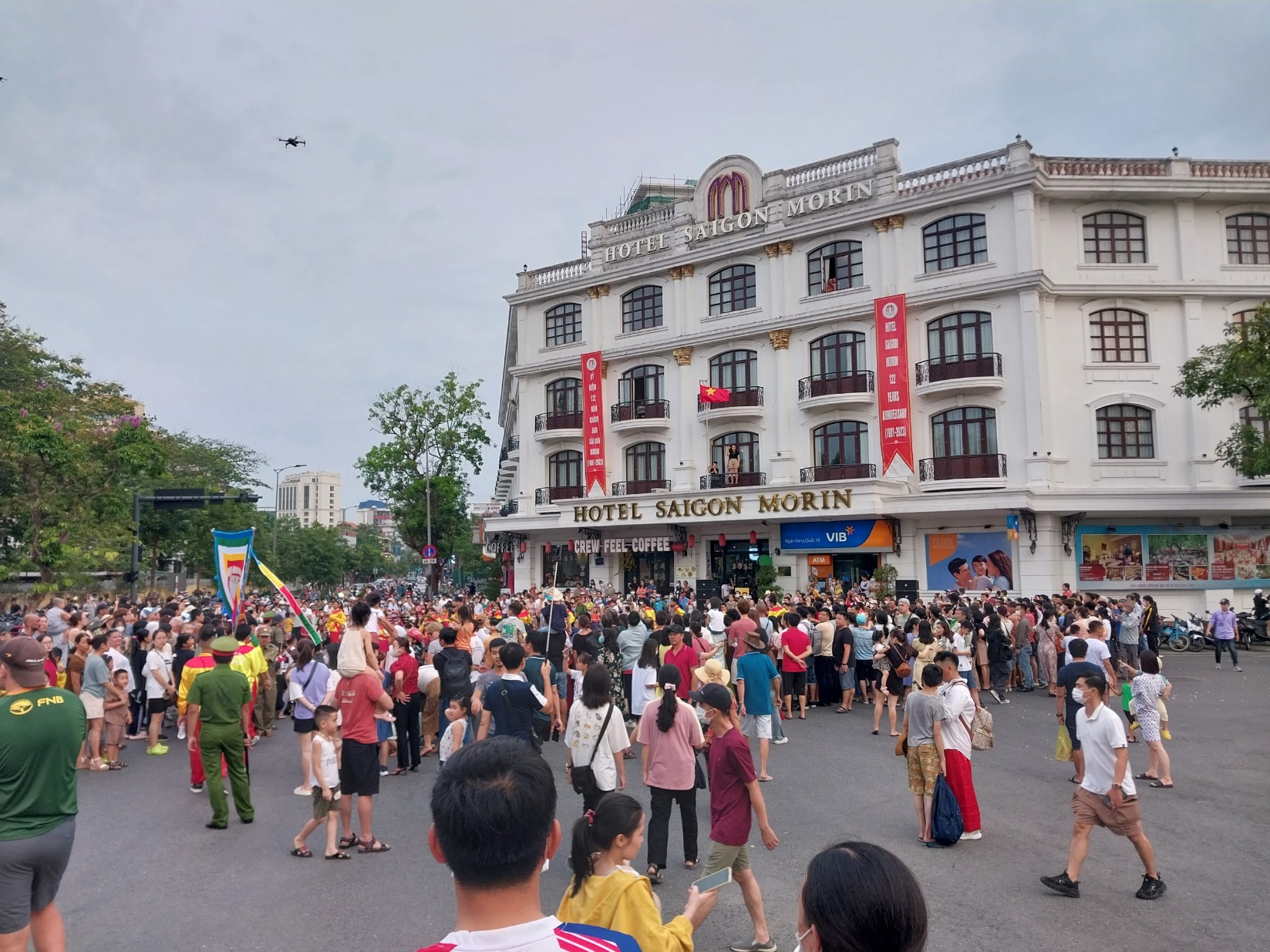 Đông đảo người dân, du khách đi xem lễ hội Quảng diễn đường phố - 4