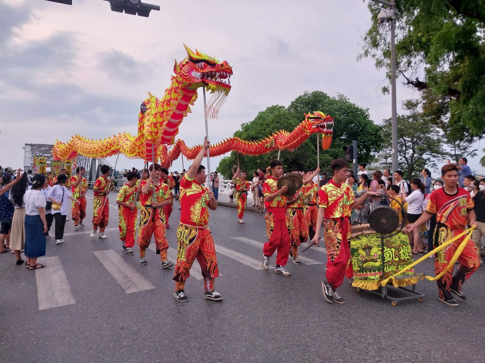 Đông đảo người dân, du khách đi xem lễ hội Quảng diễn đường phố - 2