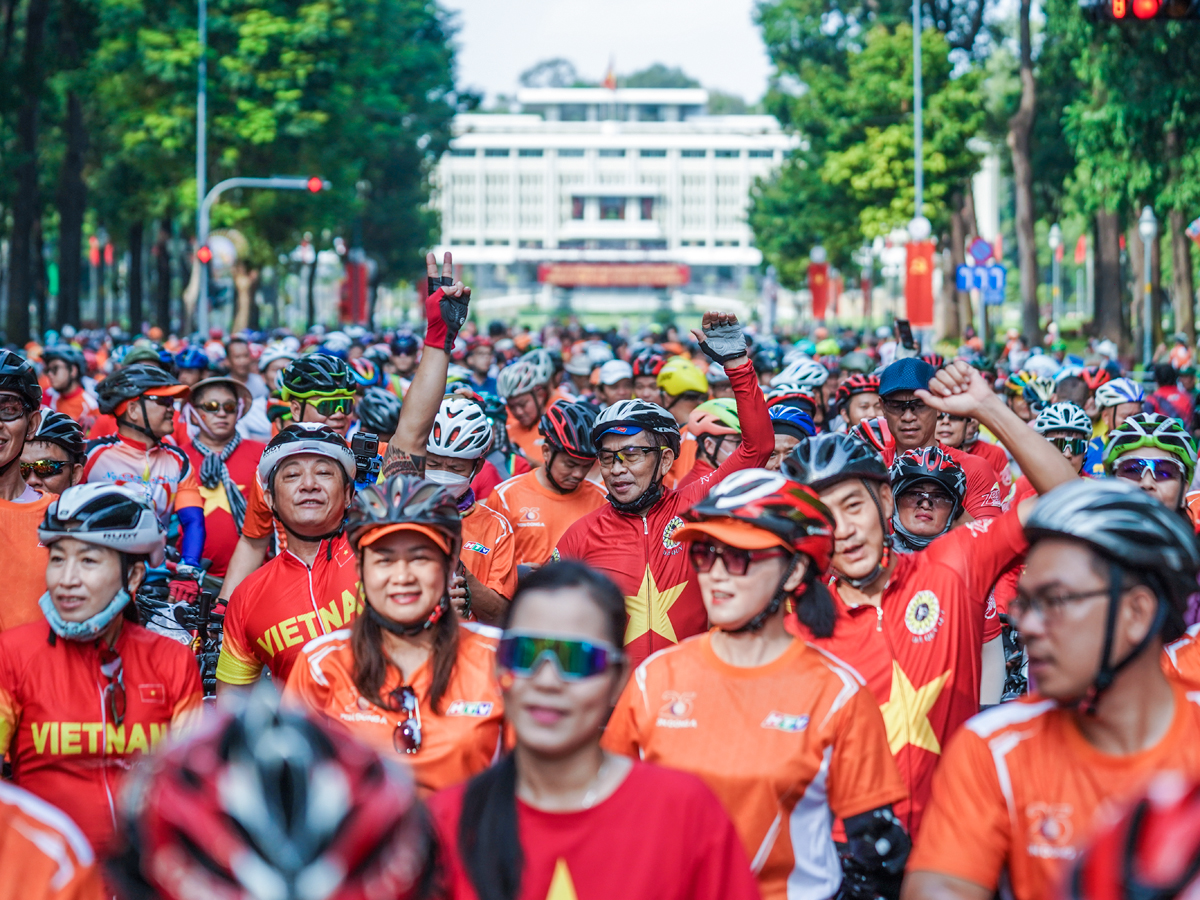 Người dân TP.HCM đạp xe diễu hành mừng đại lễ 30/4 - 1