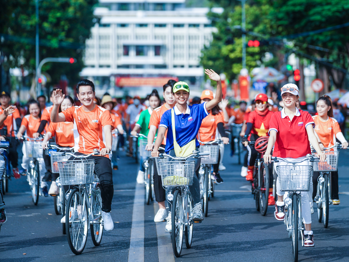 Người dân TP.HCM đạp xe diễu hành mừng đại lễ 30/4 - 4