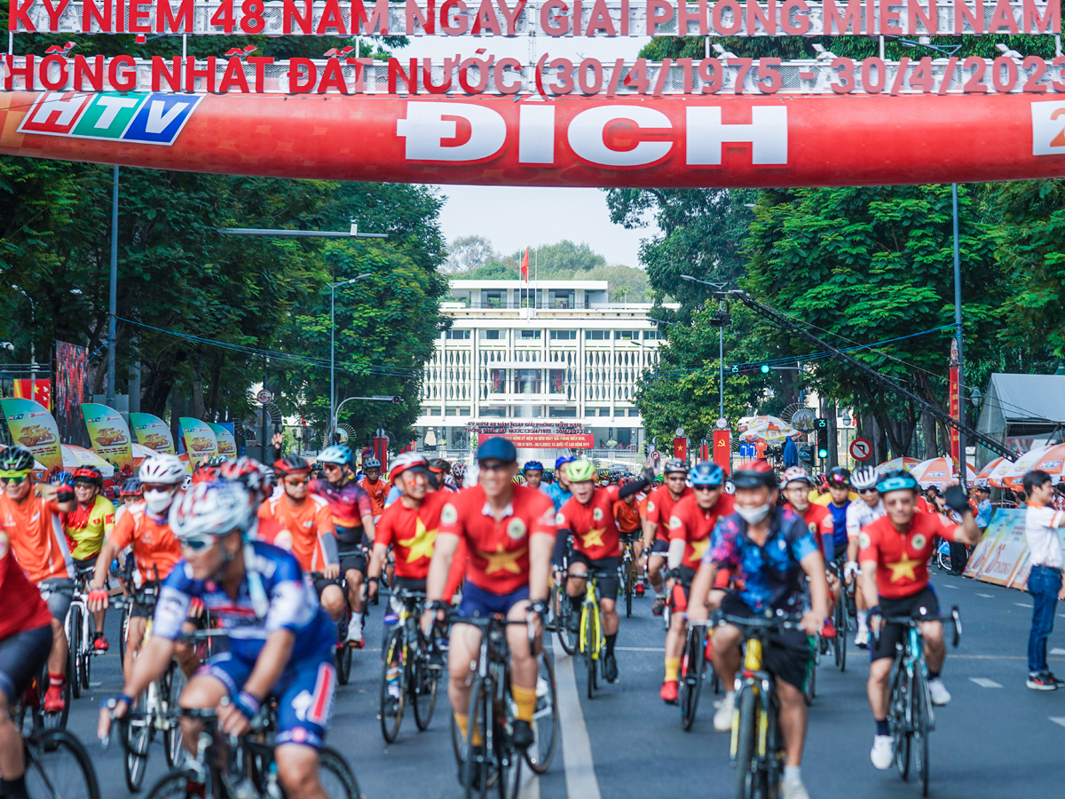 Người dân TP.HCM đạp xe diễu hành mừng đại lễ 30/4 - 2