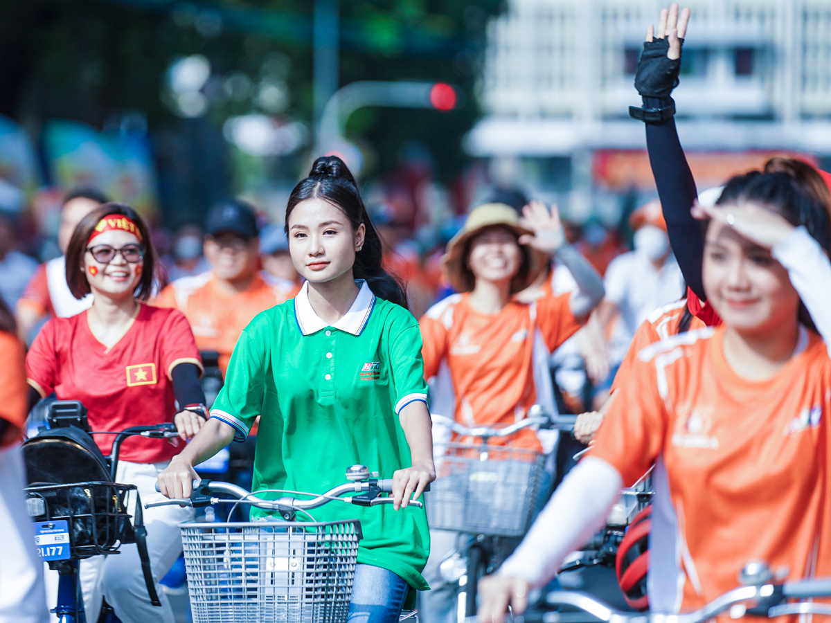 Người dân TP.HCM đạp xe diễu hành mừng đại lễ 30/4 - 5