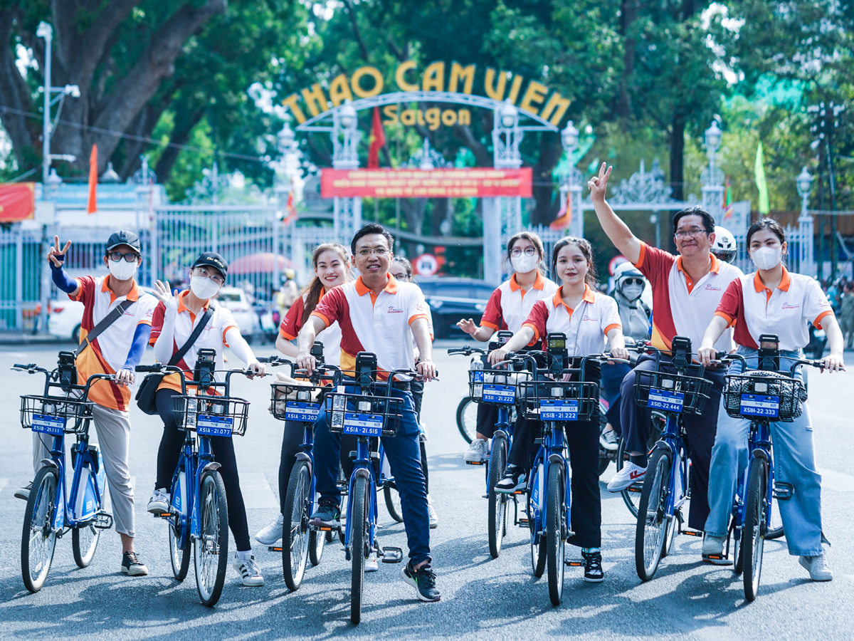 Người dân TP.HCM đạp xe diễu hành mừng đại lễ 30/4 - 9