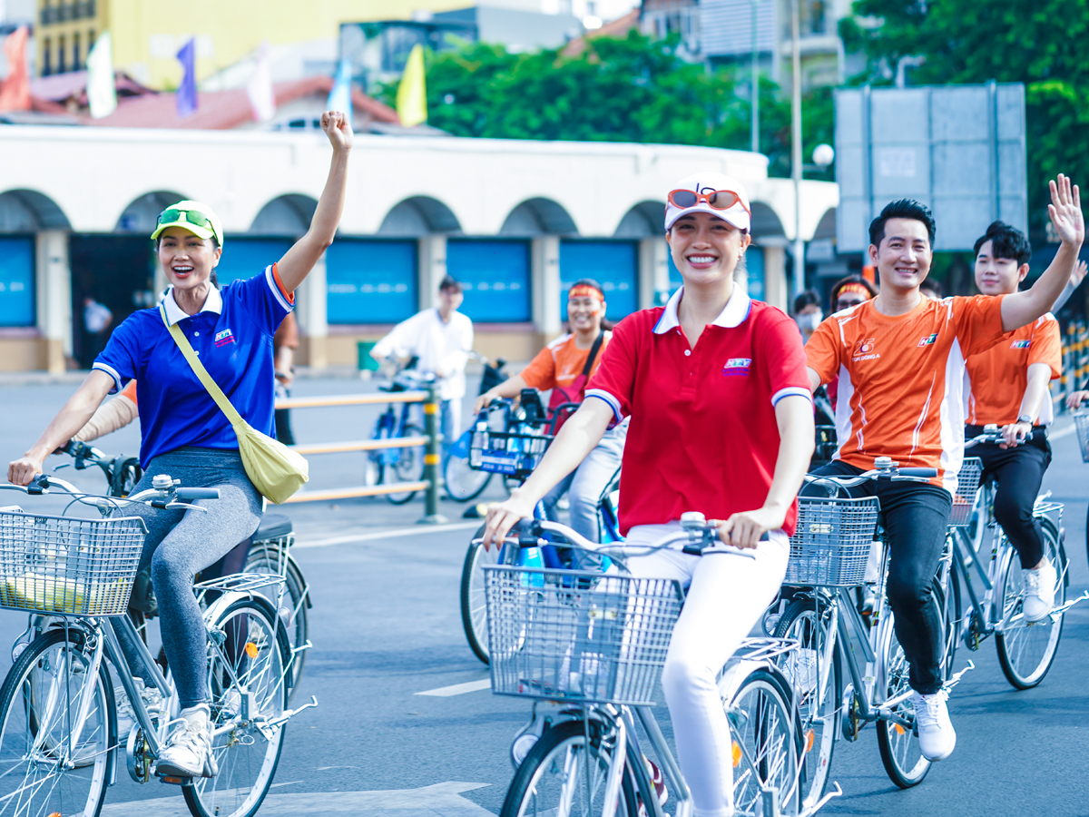 Người dân TP.HCM đạp xe diễu hành mừng đại lễ 30/4 - 8