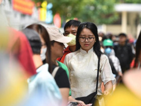Hàng dài người xếp hàng, chờ vào Dinh Độc lập sáng 30/4