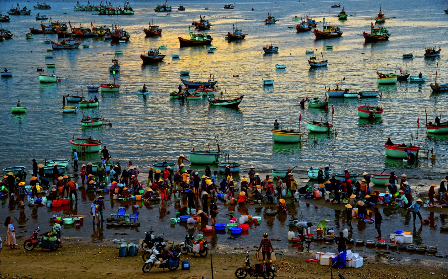 Khách du lịch đến đông, Phan Thiết "cháy phòng" trong dịp lễ 30/4 và 1/5 - 4