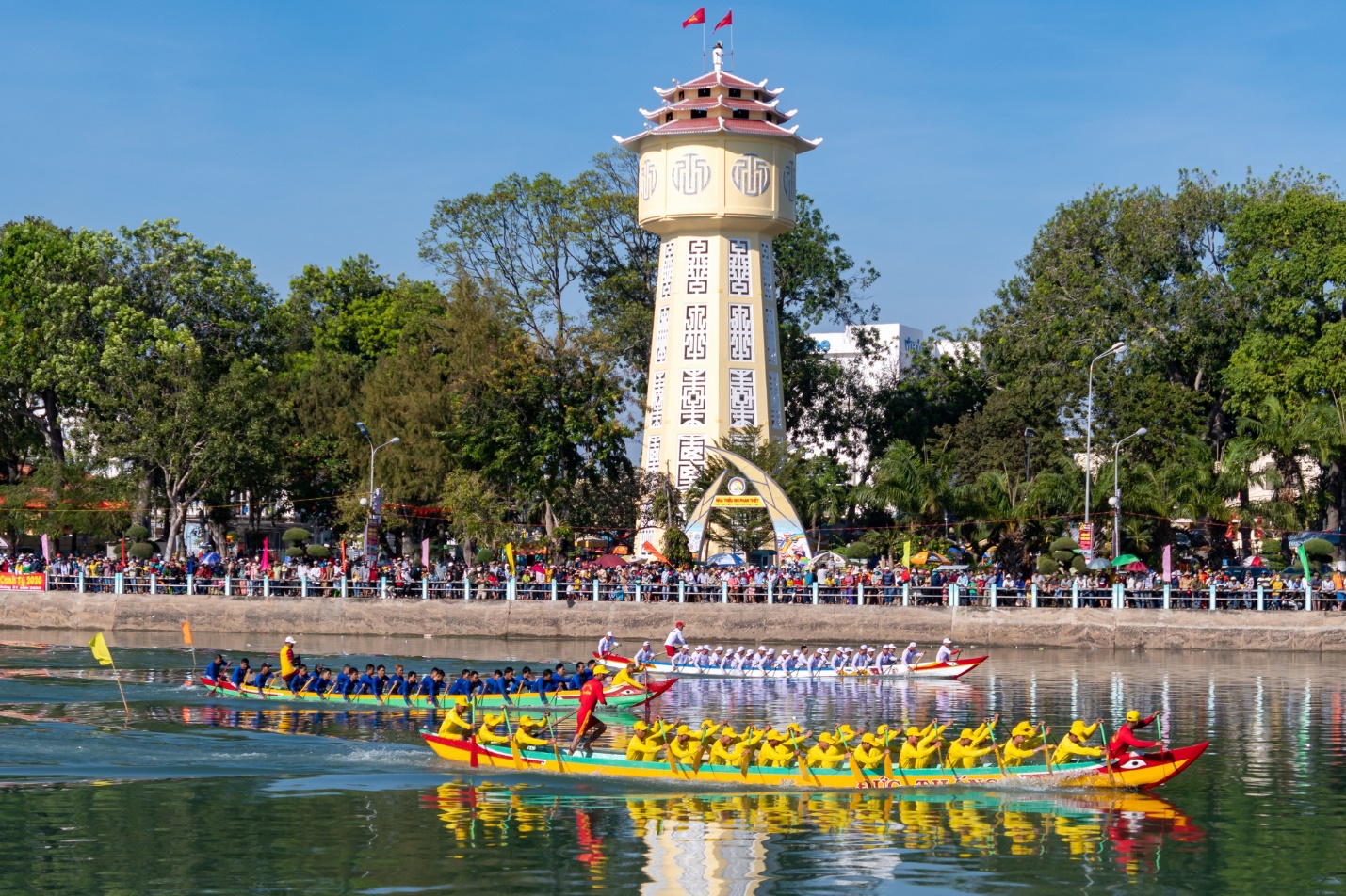 Khách du lịch đến đông, Phan Thiết "cháy phòng" trong dịp lễ 30/4 và 1/5 - 11