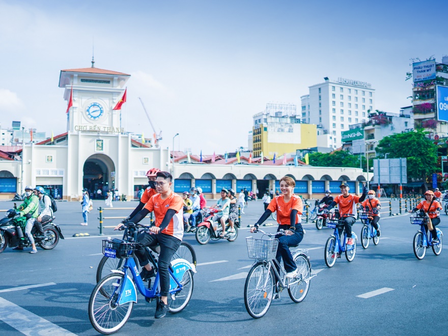 Người dân TP.HCM đạp xe diễu hành mừng đại lễ 30/4 - 7