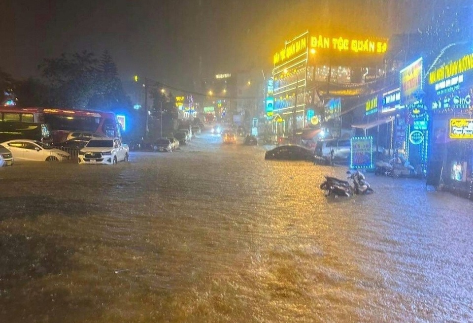 Mưa rét diện rộng ở Lào Cai, Sa Pa ngập lụt giữa đêm - 1