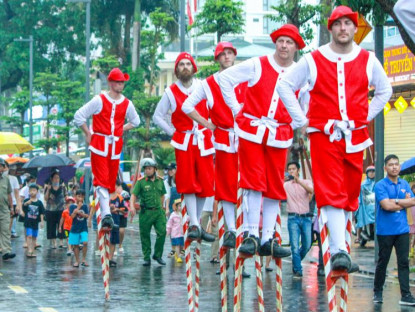 Chuyện hay - Thú vị đoàn nghệ thuật biểu diễn cà kheo trên đường phố Huế