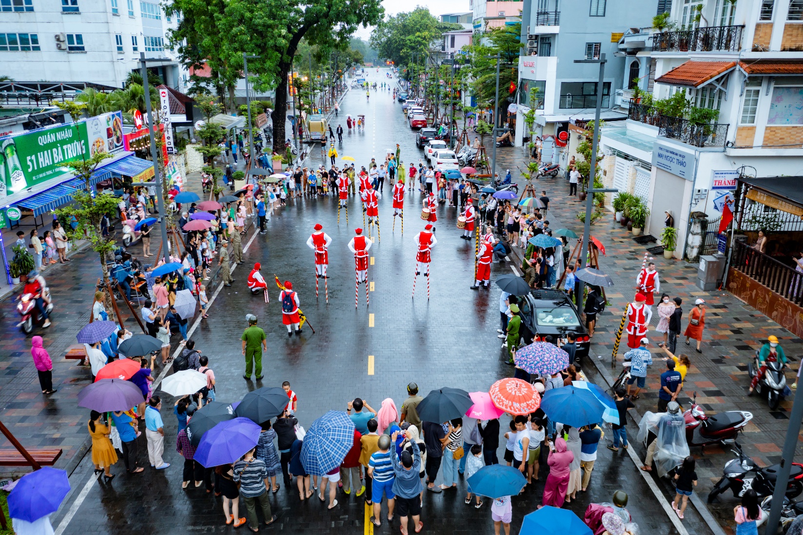 Thú vị đoàn nghệ thuật biểu diễn cà kheo trên đường phố Huế - 10