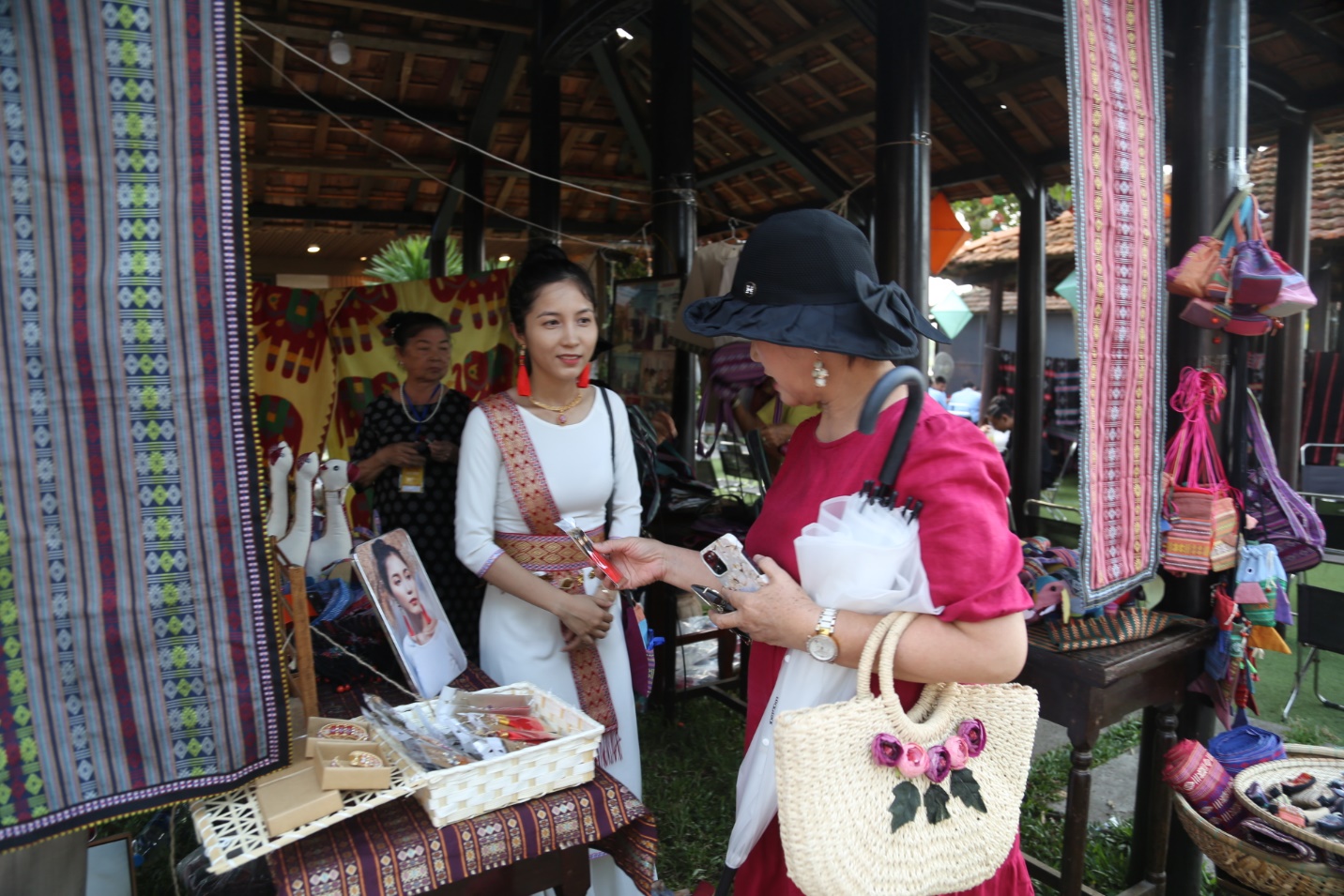 Du khách tham quan không gian trưng bày các sản phẩm truyền thống hội tụ trên đất Huế - 7