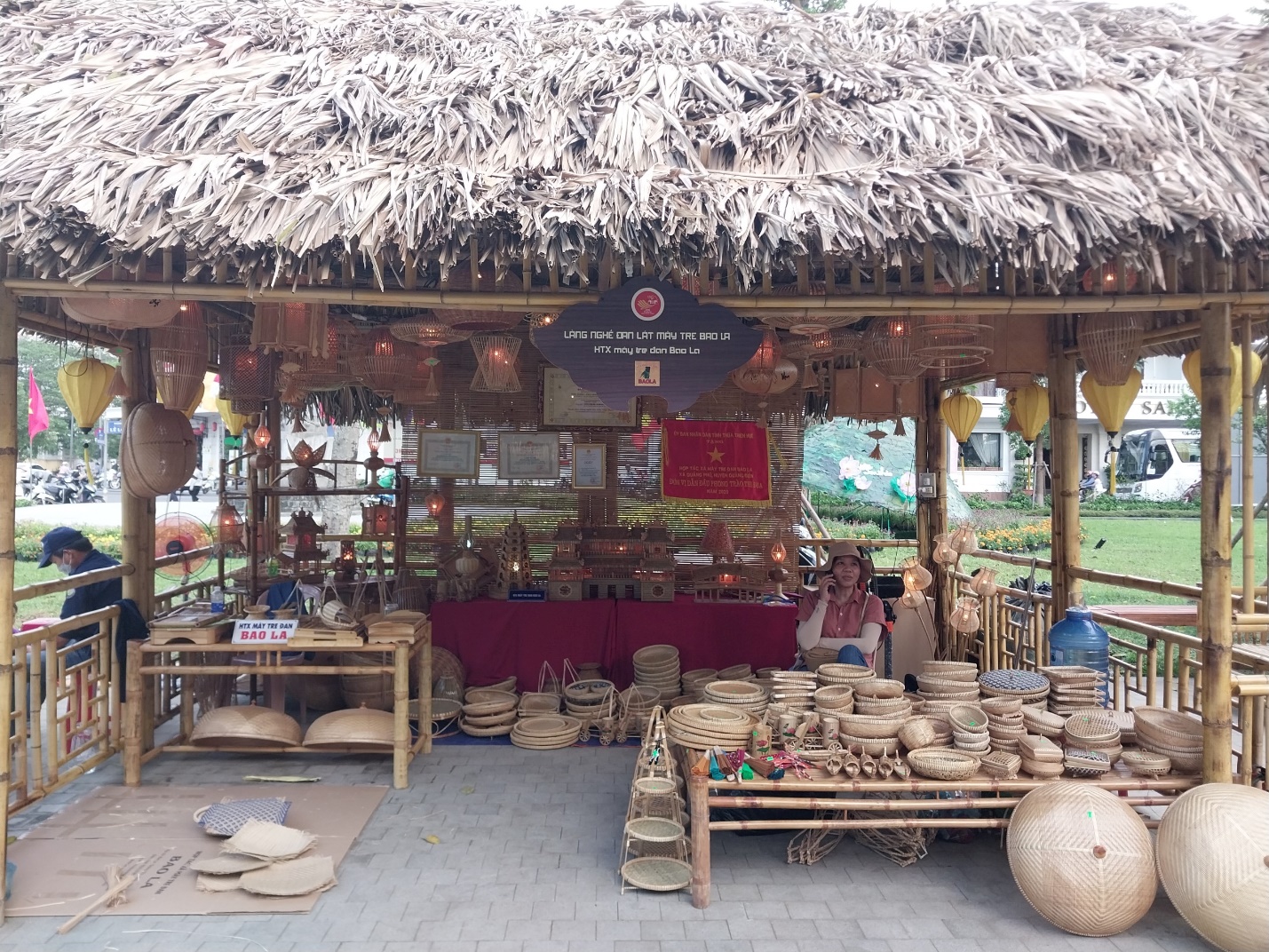 Du khách tham quan không gian trưng bày các sản phẩm truyền thống hội tụ trên đất Huế - 16