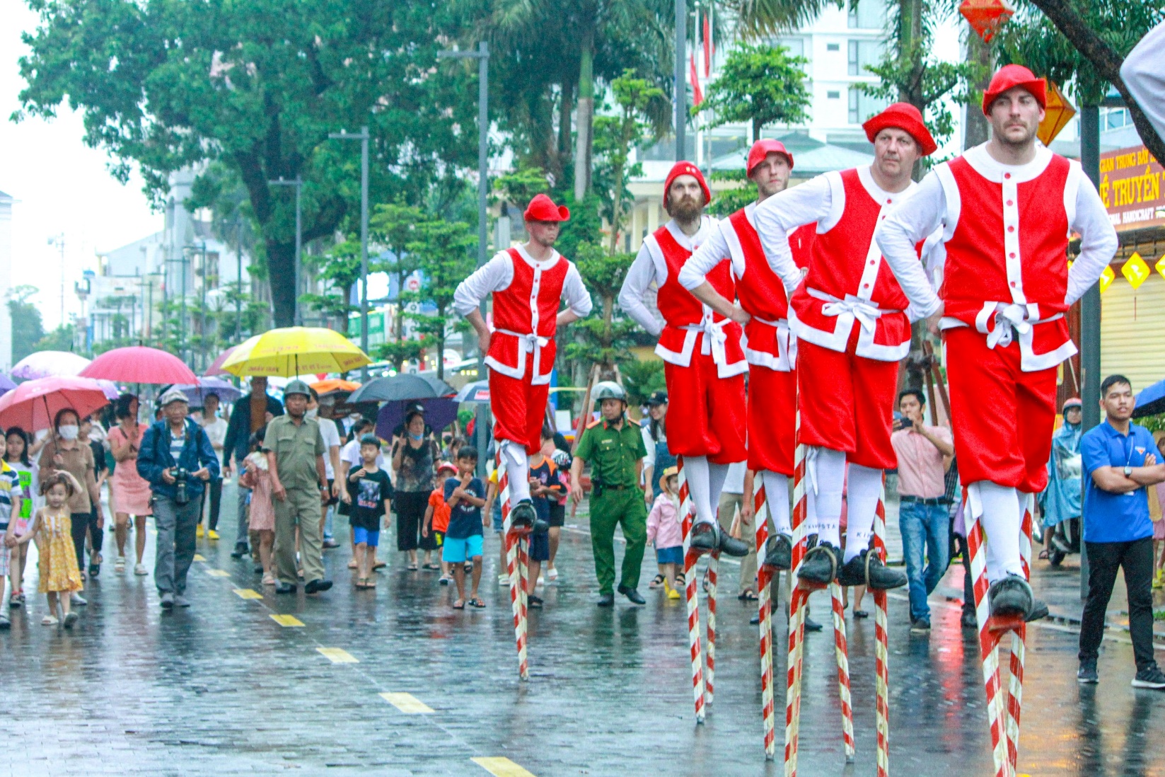 Thú vị đoàn nghệ thuật biểu diễn cà kheo trên đường phố Huế - 1