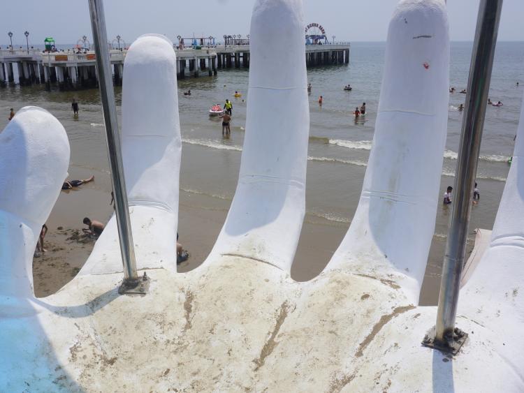 Bàn tay đinh vít nham nhở ‘bẫy’ du khách trên bãi biển ở Thanh Hóa