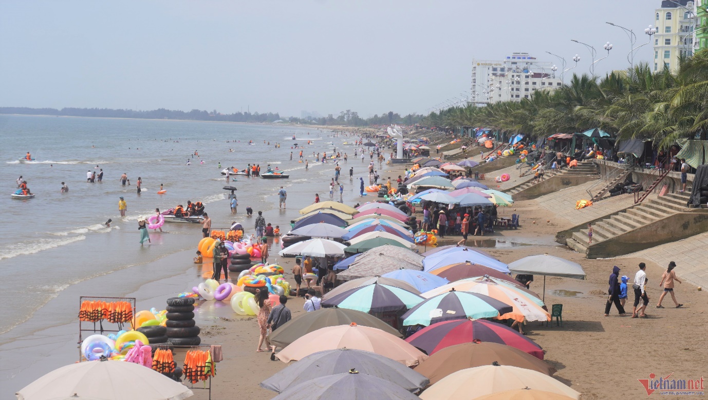 Bàn tay đinh vít nham nhở ‘bẫy’ du khách trên bãi biển ở Thanh Hóa - 1