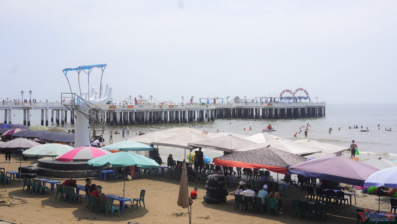Bàn tay đinh vít nham nhở ‘bẫy’ du khách trên bãi biển ở Thanh Hóa - 2
