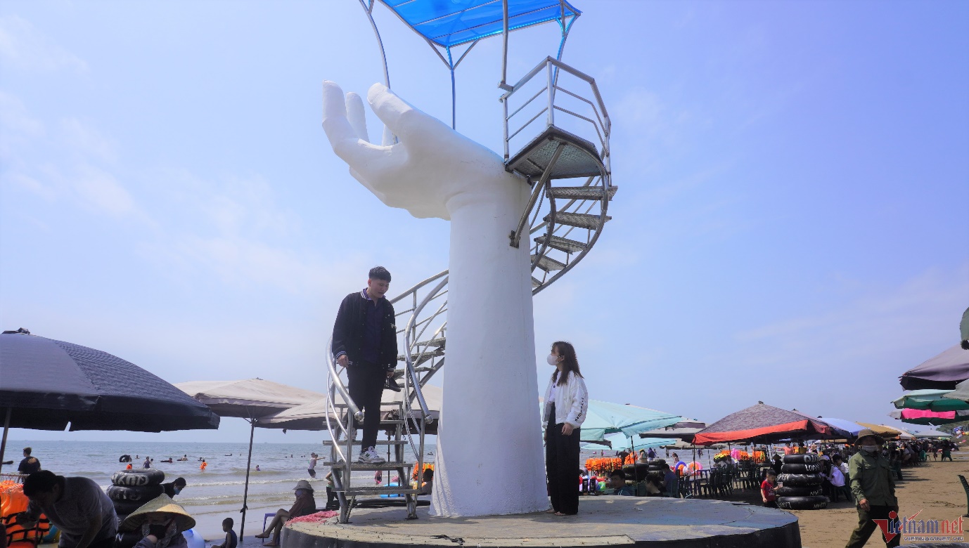 Bàn tay đinh vít nham nhở ‘bẫy’ du khách trên bãi biển ở Thanh Hóa - 3
