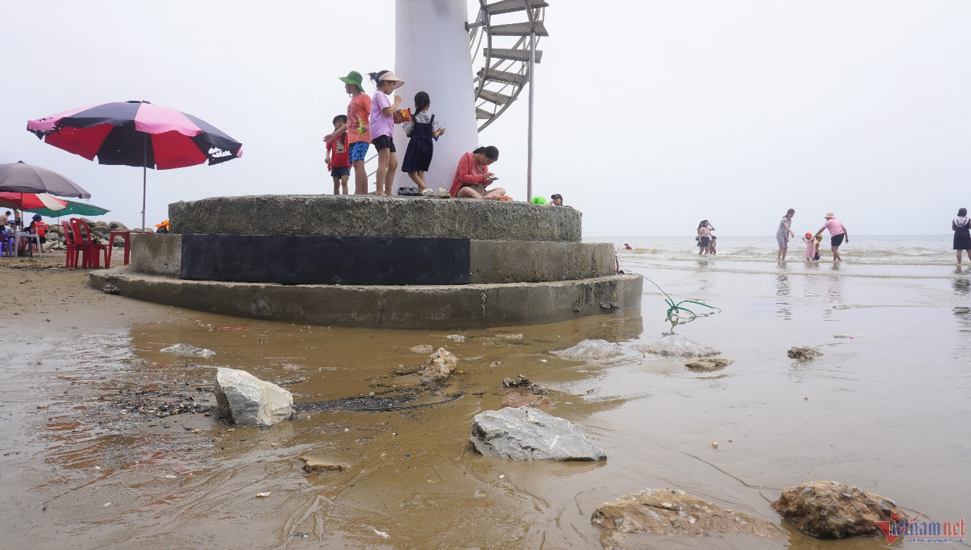 Bàn tay đinh vít nham nhở ‘bẫy’ du khách trên bãi biển ở Thanh Hóa - 5