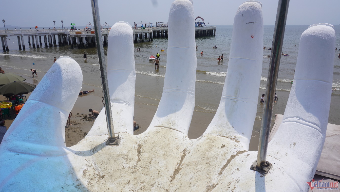 Bàn tay đinh vít nham nhở ‘bẫy’ du khách trên bãi biển ở Thanh Hóa - 8