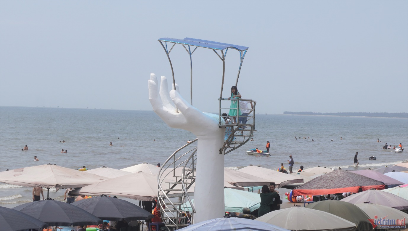 Bàn tay đinh vít nham nhở ‘bẫy’ du khách trên bãi biển ở Thanh Hóa - 9
