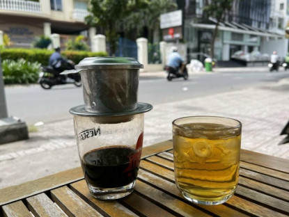 Lặng ngồi cafe giữa TP.HCM oi bức
